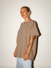 Afbeelding in Gallery-weergave laden, LOVA T-SHIRT - Taupe