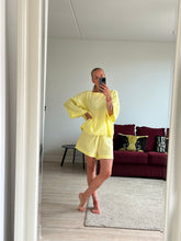Afbeelding in Gallery-weergave laden, SET: LENNY T-SHIRT & NOVÈL SHORT - Yellow mousseline