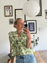 Afbeelding in Gallery-weergave laden, SUE WAISTCOAT - Green tie-dye