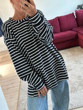 Afbeelding in Gallery-weergave laden, RUBY LONGSLEEVE - Navy stripes