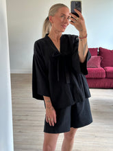 Afbeelding in Gallery-weergave laden, BOWIE ROBE - Black