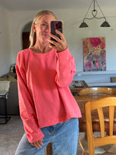 Afbeelding in Gallery-weergave laden, STEVIE SWEATER - Koraal