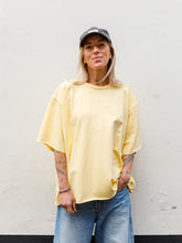 Afbeelding in Gallery-weergave laden, COCO T-SHIRT - Butter yellow