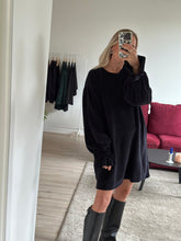 Afbeelding in Gallery-weergave laden, MAE SWEATDRESS - Black
