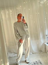Afbeelding in Gallery-weergave laden, VIDA SWEATER - Light grey
