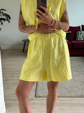 Afbeelding in Gallery-weergave laden, SET: SUE WAISTCOAT &amp; NOVÈL SHORT - Yellow linen

