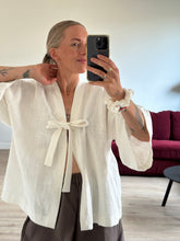 Afbeelding in Gallery-weergave laden, BOWIE ROBE - Ecru
