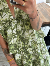 Afbeelding in Gallery-weergave laden, SUE WAISTCOAT - Green tie-dye
