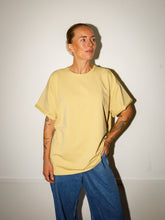 Afbeelding in Gallery-weergave laden, LOVA T-SHIRT - Dusty yellow
