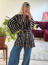 Afbeelding in Gallery-weergave laden, JUNE ROBE - Big stripes
