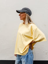 Afbeelding in Gallery-weergave laden, COCO T-SHIRT - Butter yellow
