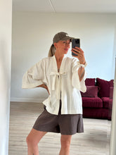 Afbeelding in Gallery-weergave laden, BOWIE ROBE - Ecru
