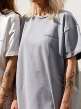 Afbeelding in Gallery-weergave laden, LODxLOIS T-shirt - Kwetsbaarkracht / grey

