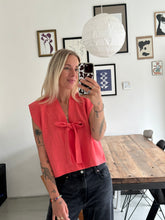 Afbeelding in Gallery-weergave laden, SUE WAISTCOAT - Coral
