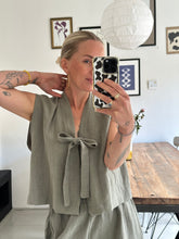 Afbeelding in Gallery-weergave laden, SUE WAISTCOAT - Khaki
