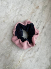 Afbeelding in Gallery-weergave laden, SCRUNCHIE - Soft pink/Navy

