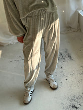 Afbeelding in Gallery-weergave laden, CHILL PANTS - Light grey

