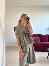Afbeelding in Gallery-weergave laden, SUE WAISTCOAT - Olive
