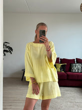 Afbeelding in Gallery-weergave laden, SET: LENNY T-SHIRT &amp; NOVÈL SHORT - Yellow mousseline
