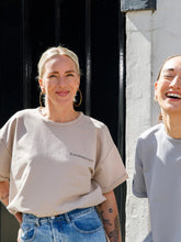 Afbeelding in Gallery-weergave laden, LODxLOIS T-shirt - Kwetsbaarkracht / beige
