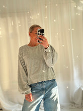 Afbeelding in Gallery-weergave laden, VIDA SWEATER - Light grey
