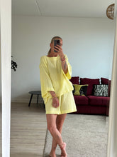 Afbeelding in Gallery-weergave laden, SET: LENNY T-SHIRT &amp; NOVÈL SHORT - Yellow mousseline
