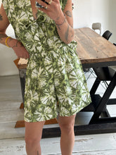 Afbeelding in Gallery-weergave laden, NOVÈL SHORTS - Green tie-dye
