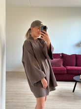 Afbeelding in Gallery-weergave laden, JUNE ROBE - Dusty brown
