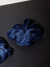 Afbeelding in Gallery-weergave laden, SCRUNCHIE - Dark blue
