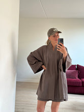 Afbeelding in Gallery-weergave laden, JUNE ROBE - Dusty brown
