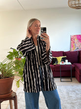 Afbeelding in Gallery-weergave laden, JUNE ROBE - Big stripes
