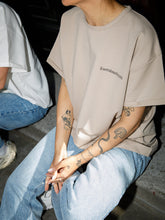 Afbeelding in Gallery-weergave laden, LODxLOIS T-shirt - Kwetsbaarkracht / beige
