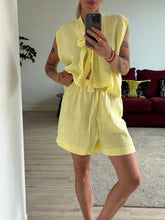 Afbeelding in Gallery-weergave laden, SET: SUE WAISTCOAT &amp; NOVÈL SHORT - Yellow moussline

