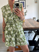 Afbeelding in Gallery-weergave laden, NOVÈL SHORTS - Green tie-dye
