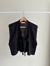 Afbeelding in Gallery-weergave laden, SUE WAISTCOAT - Black embroidery
