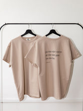 Afbeelding in Gallery-weergave laden, LODxLOIS T-shirt - Hou me los / beige
