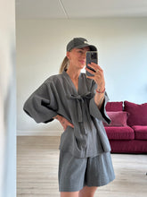 Afbeelding in Gallery-weergave laden, BOWIE ROBE - Grey
