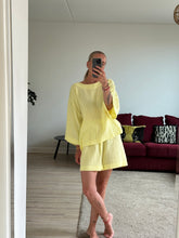 Afbeelding in Gallery-weergave laden, SET: LENNY T-SHIRT &amp; NOVÈL SHORT - Yellow mousseline
