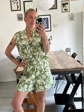 Afbeelding in Gallery-weergave laden, SUE WAISTCOAT - Green tie-dye
