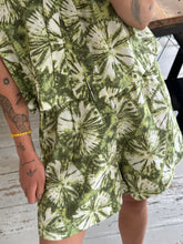 Afbeelding in Gallery-weergave laden, NOVÈL SHORTS - Green tie-dye
