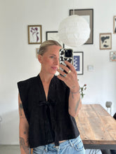 Afbeelding in Gallery-weergave laden, SUE WAISTCOAT - Black embroidery

