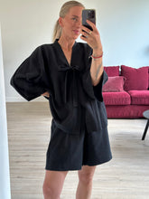 Afbeelding in Gallery-weergave laden, BOWIE ROBE - Black
