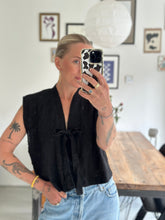 Afbeelding in Gallery-weergave laden, SUE WAISTCOAT - Black embroidery
