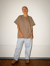 Afbeelding in Gallery-weergave laden, LOVA T-SHIRT - Taupe
