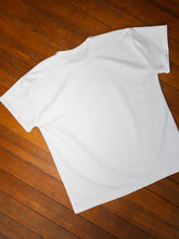 Afbeelding in Gallery-weergave laden, LODxLOIS T-shirt - Kwetsbaarkracht / off-white
