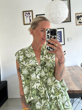Afbeelding in Gallery-weergave laden, SUE WAISTCOAT - Green tie-dye
