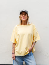 Afbeelding in Gallery-weergave laden, COCO T-SHIRT - Butter yellow
