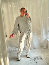 Afbeelding in Gallery-weergave laden, VIDA SWEATER - Light grey
