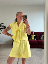 Afbeelding in Gallery-weergave laden, SET: SUE WAISTCOAT &amp; NOVÈL SHORT - Yellow linen
