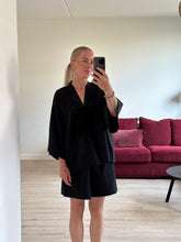 Afbeelding in Gallery-weergave laden, BOWIE ROBE - Black
